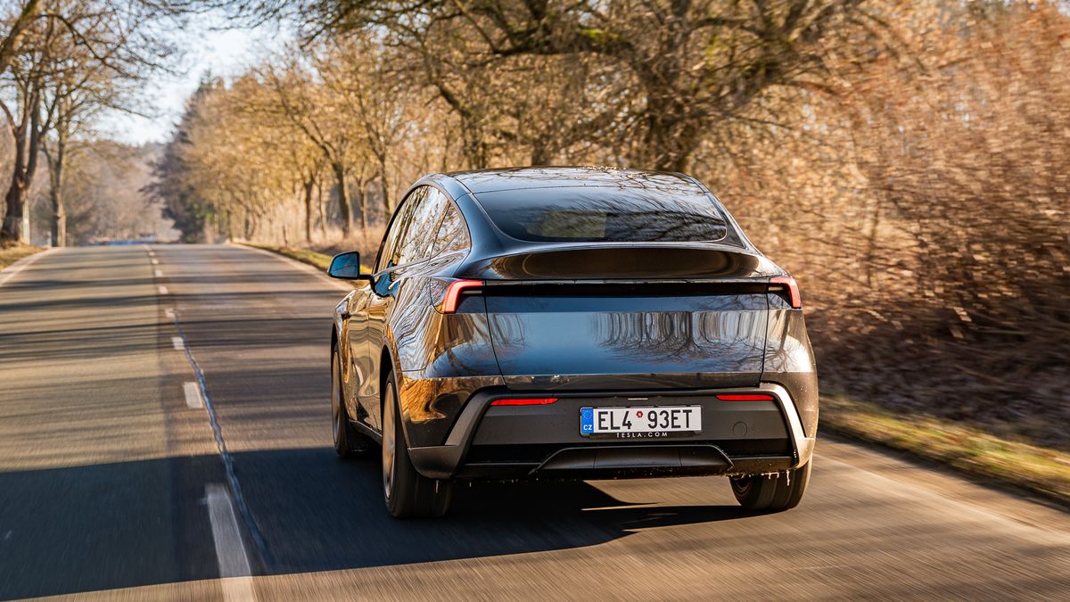 Základní Tesla Model Y je skvělým elektromobilem, ale horším autem. A levná zase tak není